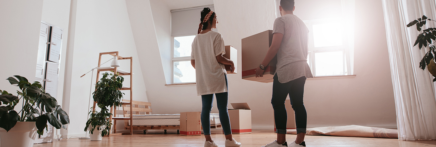 Couple moving in boxes to new home