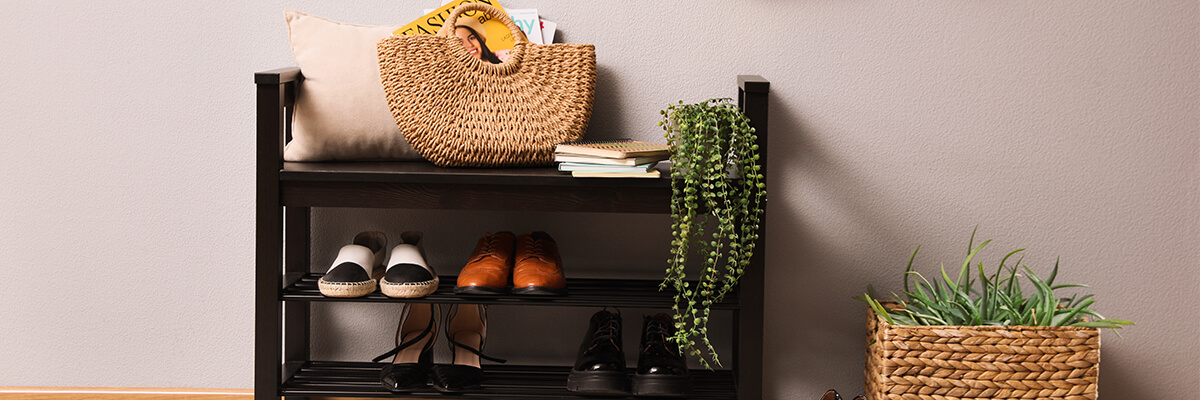 Shelves with shoes and handbag, make the most of your space